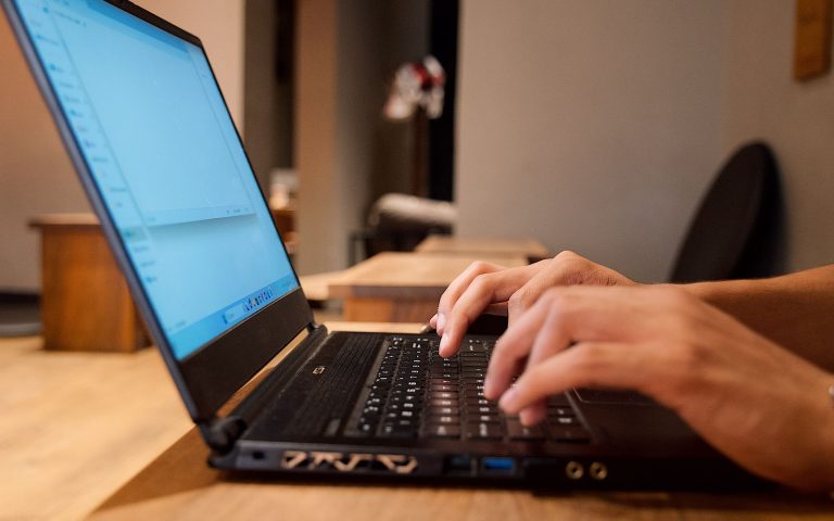 工作者使用筆電處理內容（情境示意照片）